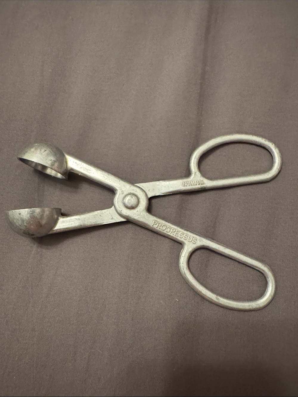 PROGRESSUS Metal Scoop Tongs - Silver